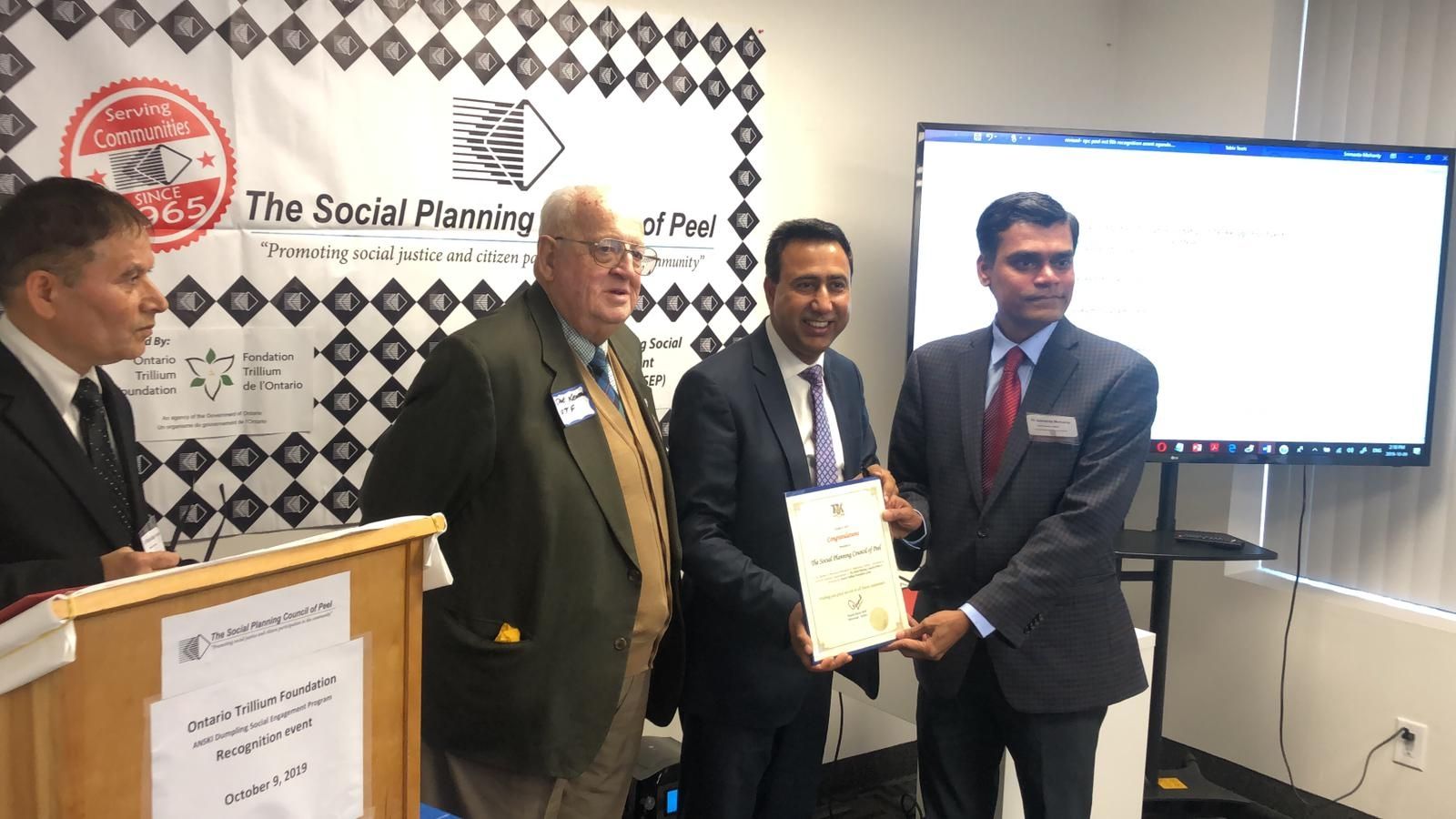 Dr. Srimanta Mohanty accpeting award on behalf of Social Planning Council of Peel